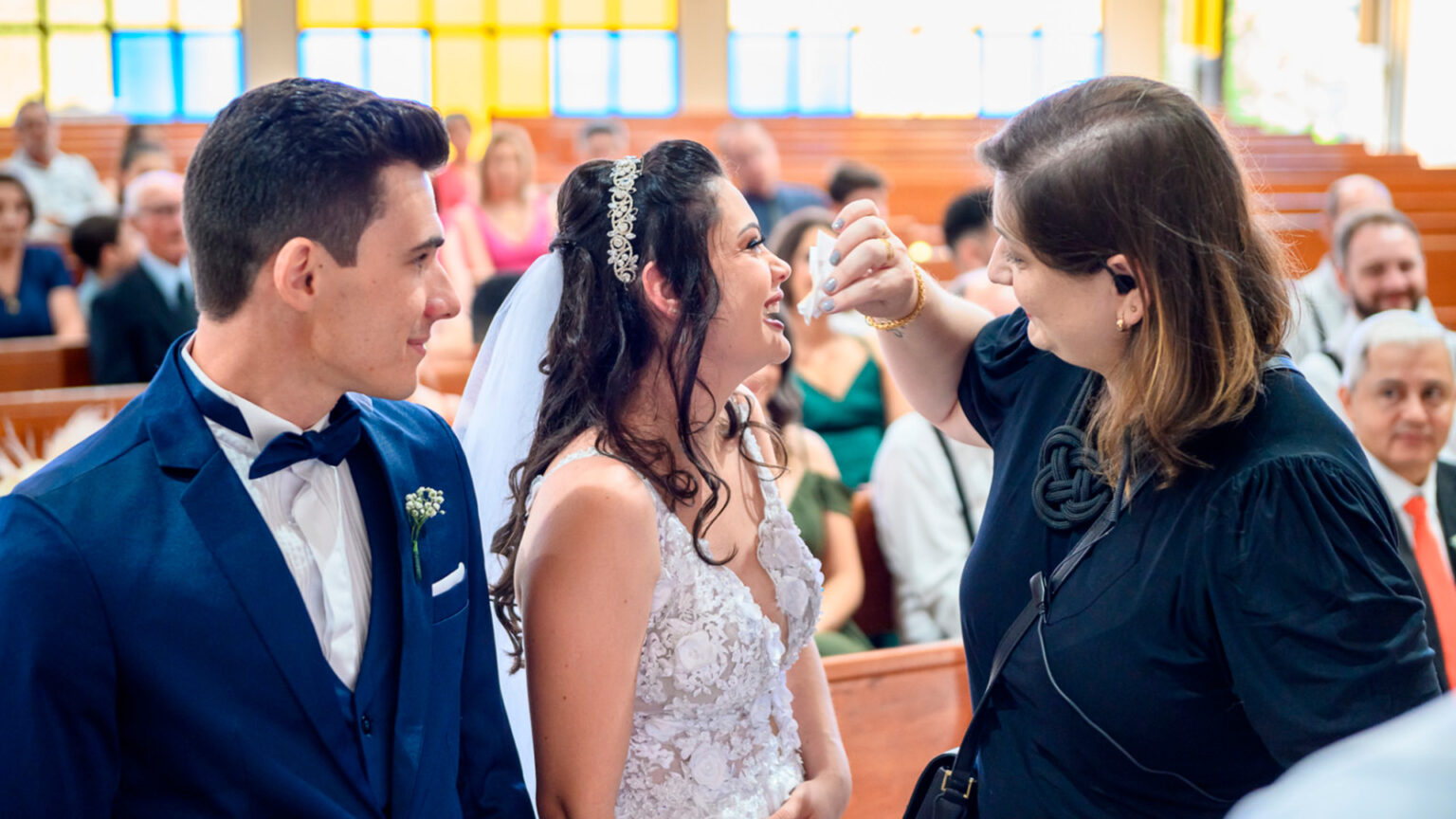 Requisitos para o Casamento Católico: um passo a passo casamento católico realizado em uma igreja com uma assessora de ventos