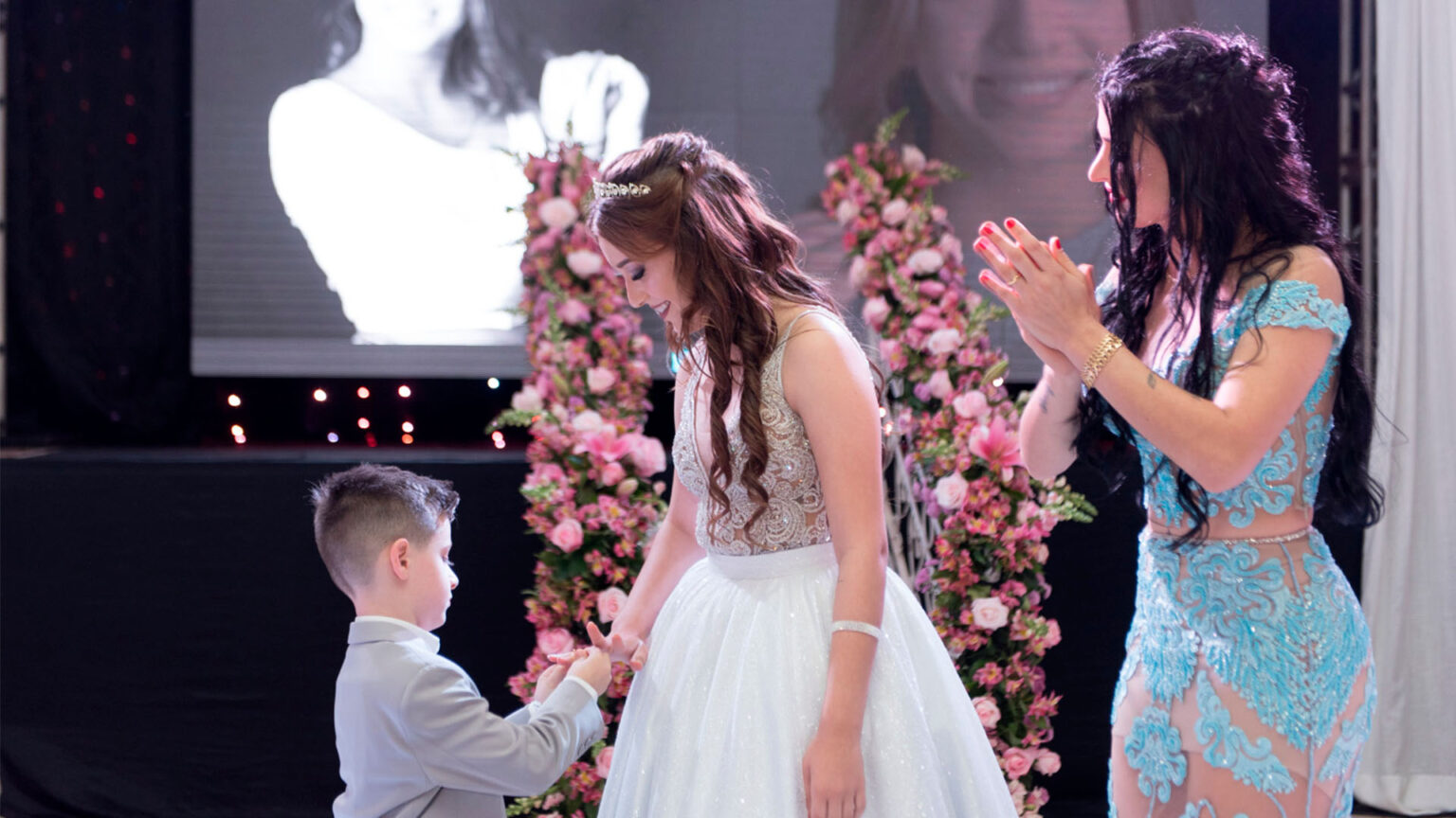 entrega da joia em homenagem para a debutante