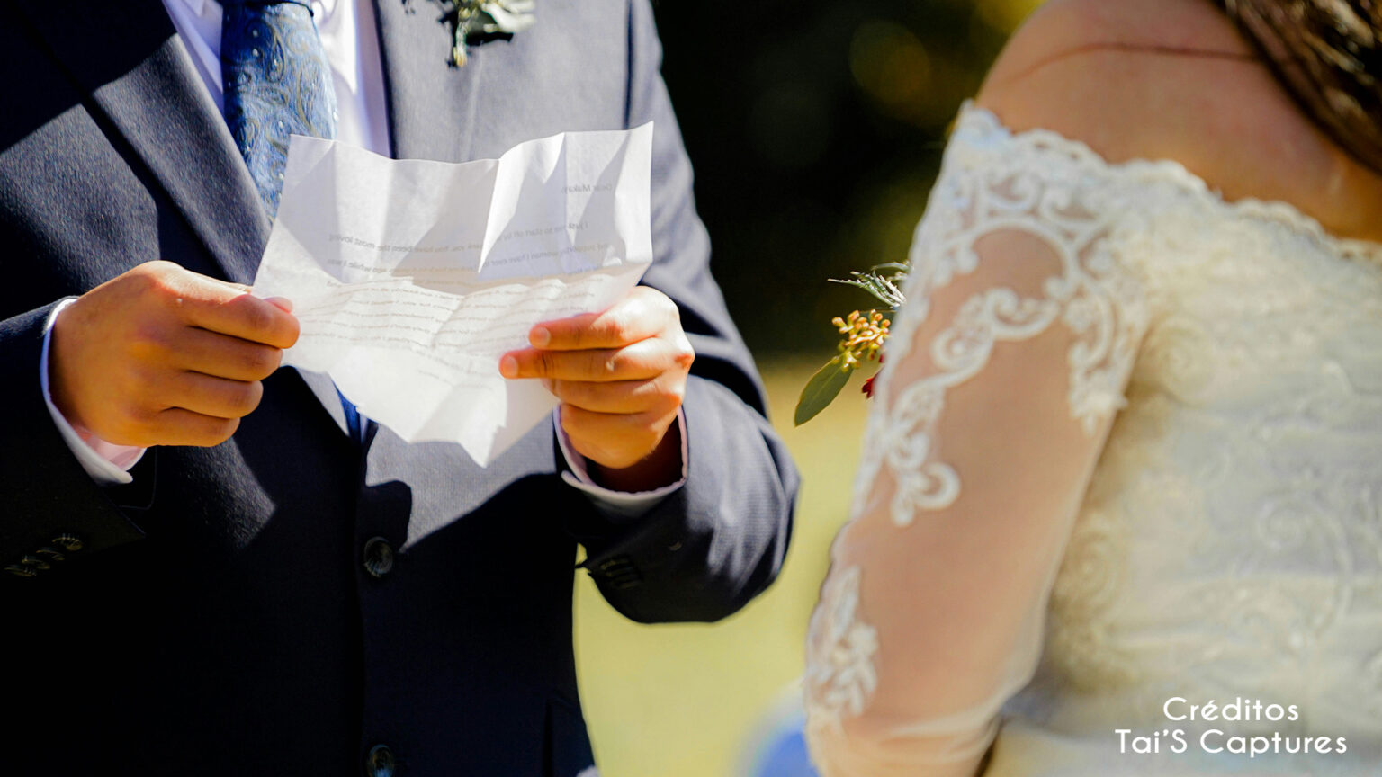 Noivo lendo os votos de casamento para a sua noiva no altar