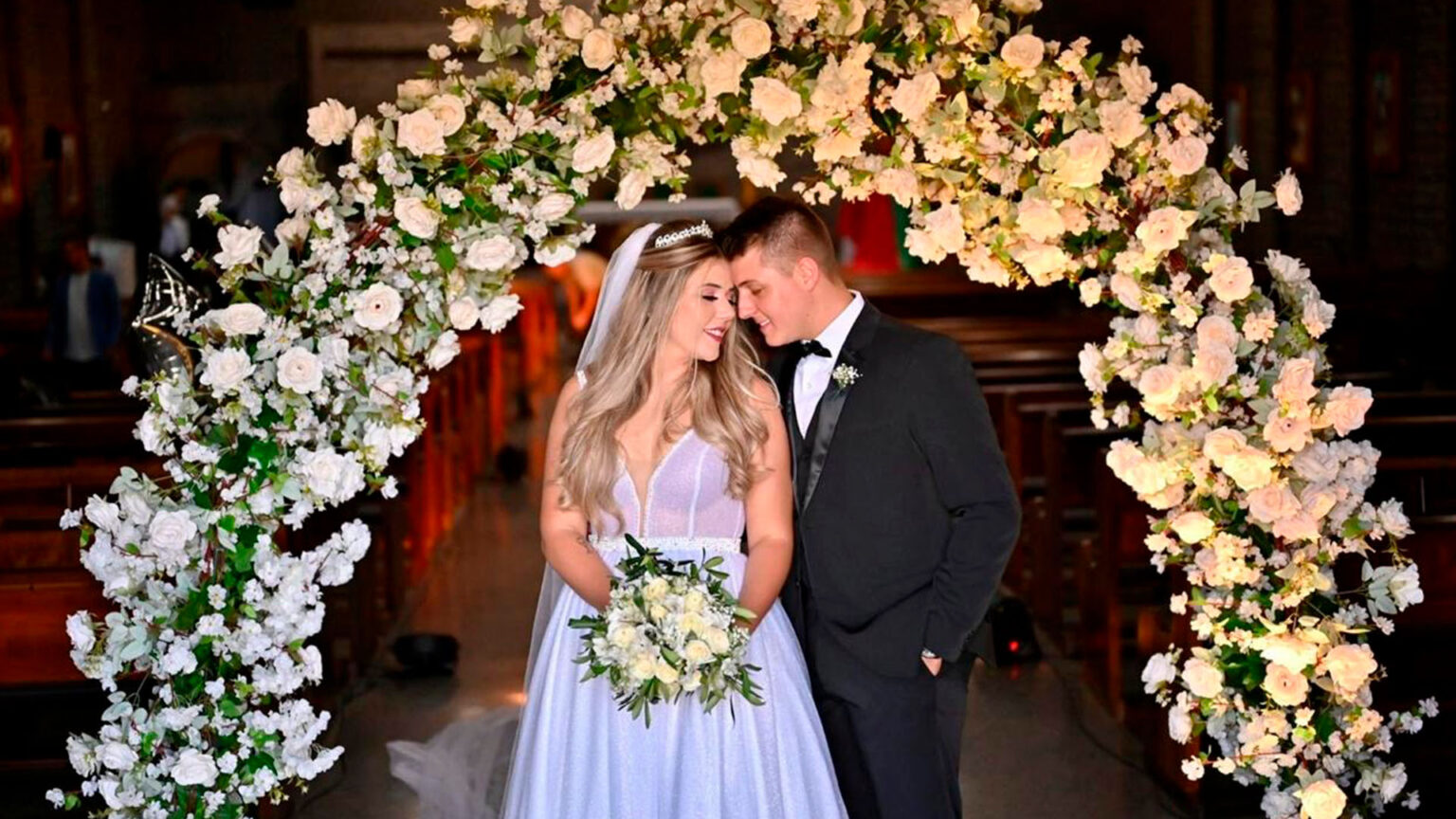 CASAL APAIXONADO EM UM CASAMENTO RELIGIOSO COM EFEITO CIVIL