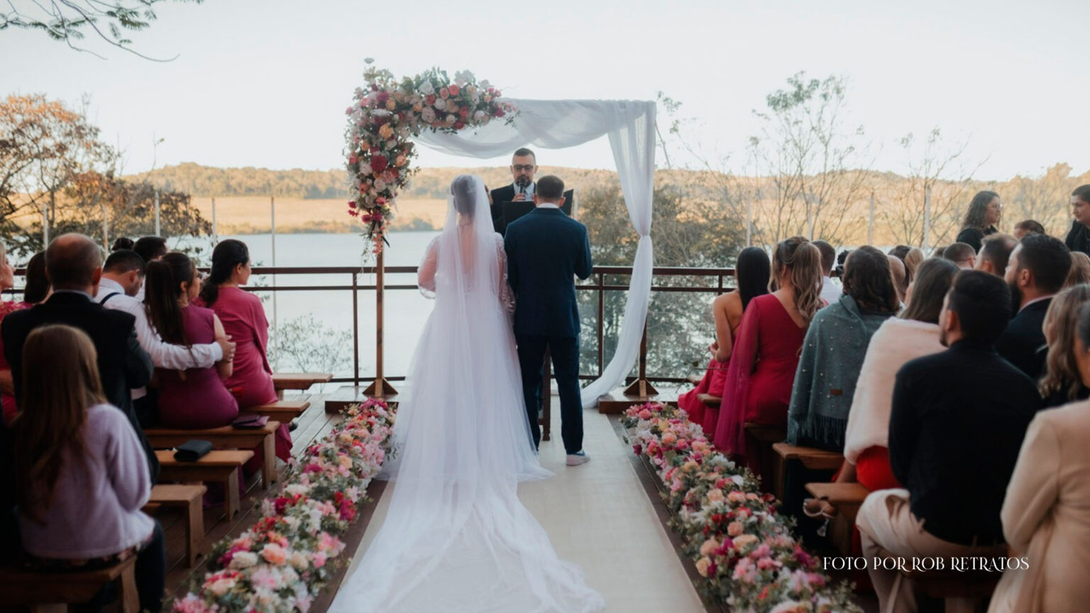 Casamento ao ar livre: um guia completo para o grande dia noivos realizando casamento ao ar livre
