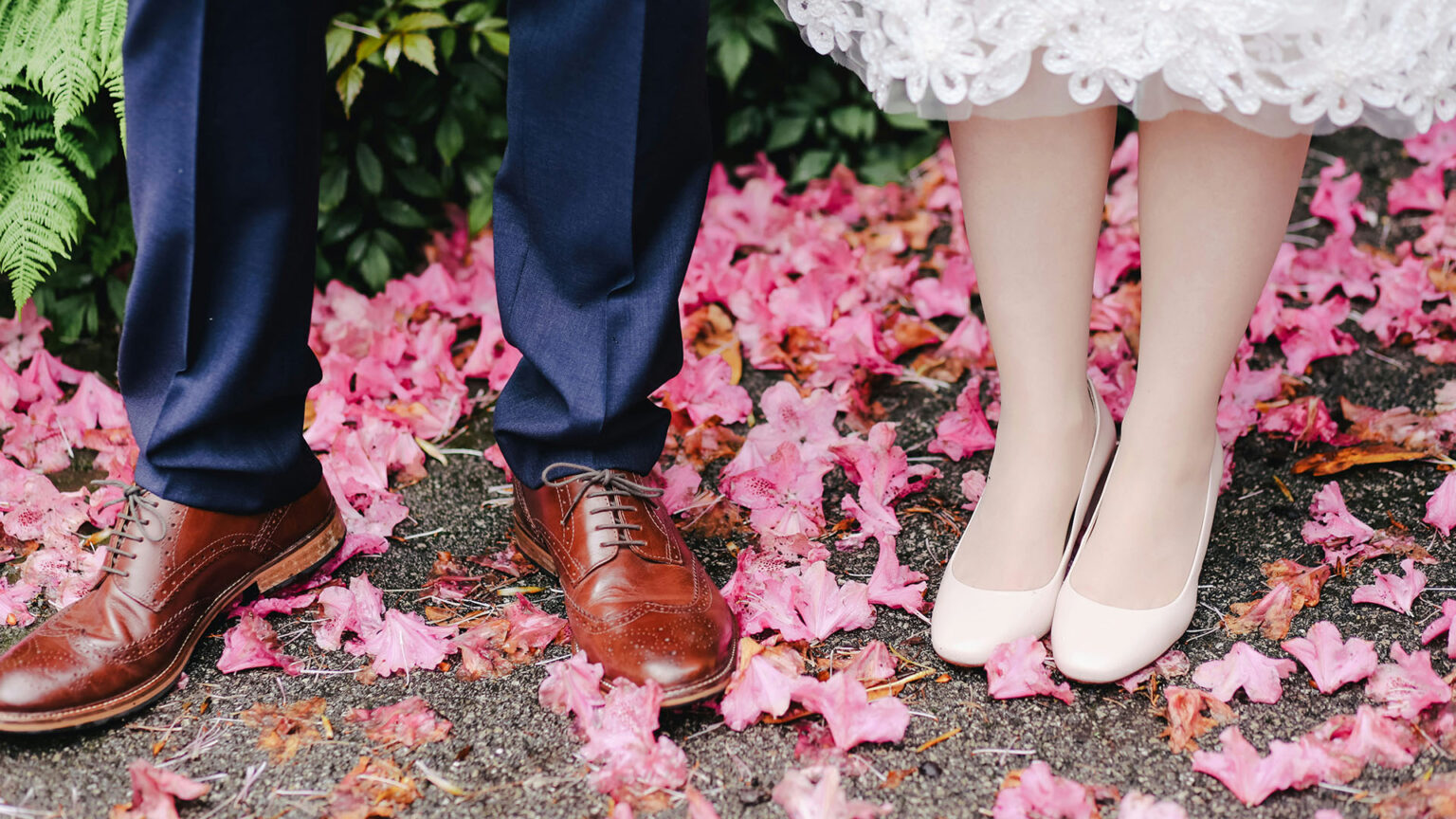 Tudo que você precisa saber para casar na primavera casais de mãos dados, em um cenário florido para casar na primavera