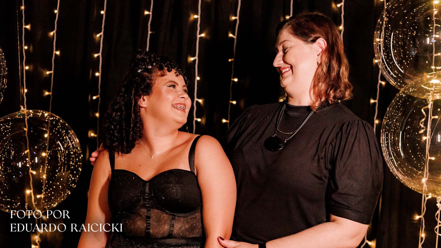 Planejamento de festa de debutante: passo a passo completo A cerimonialista jéssica Zucco e a debutante rindo depois de tudo dar certo no planejamento de festa de debutante. Ambas estão vestindo roupas pretas.