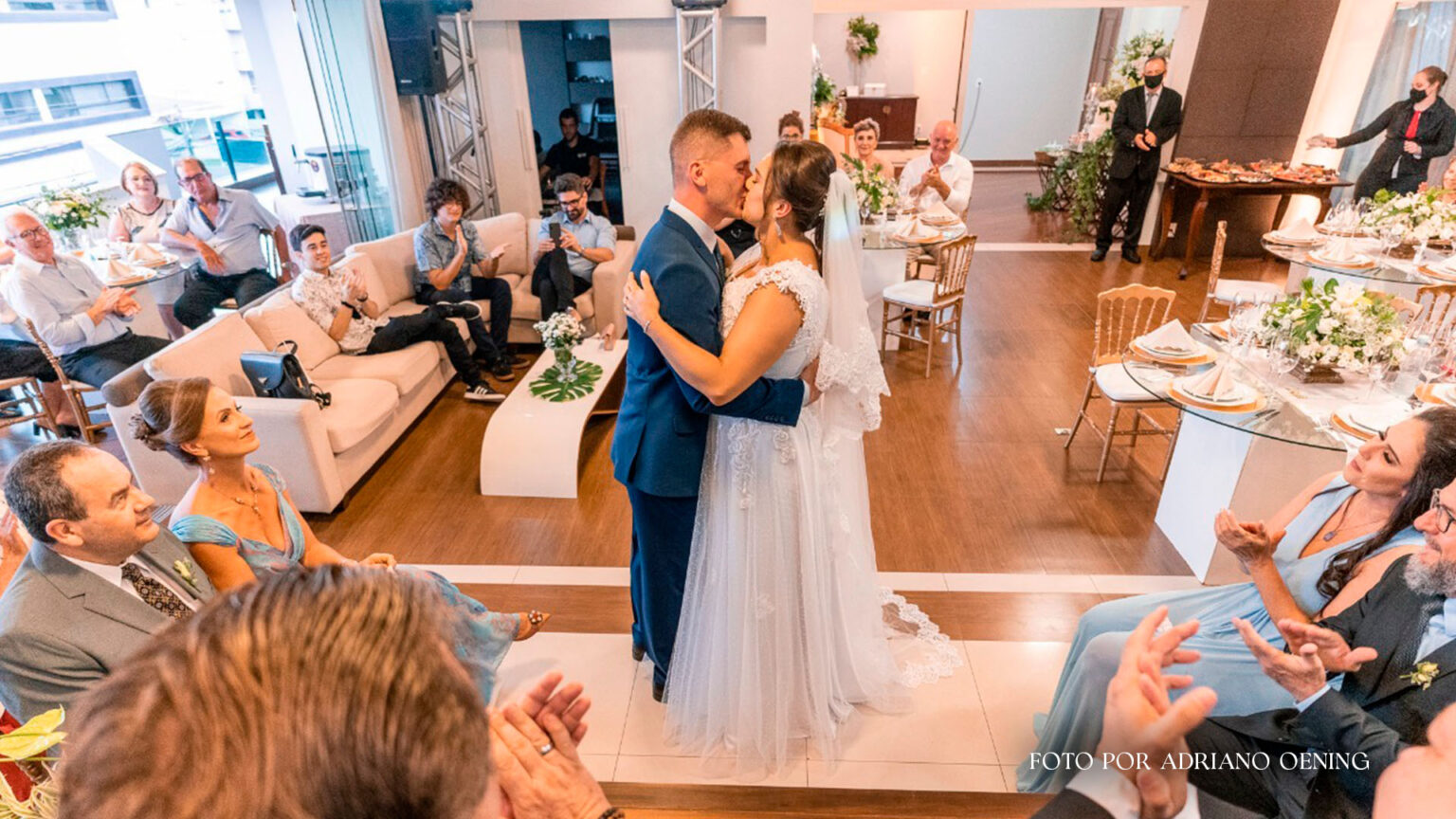Casal se beijando em uma cerimônia de casamento bem intimista
