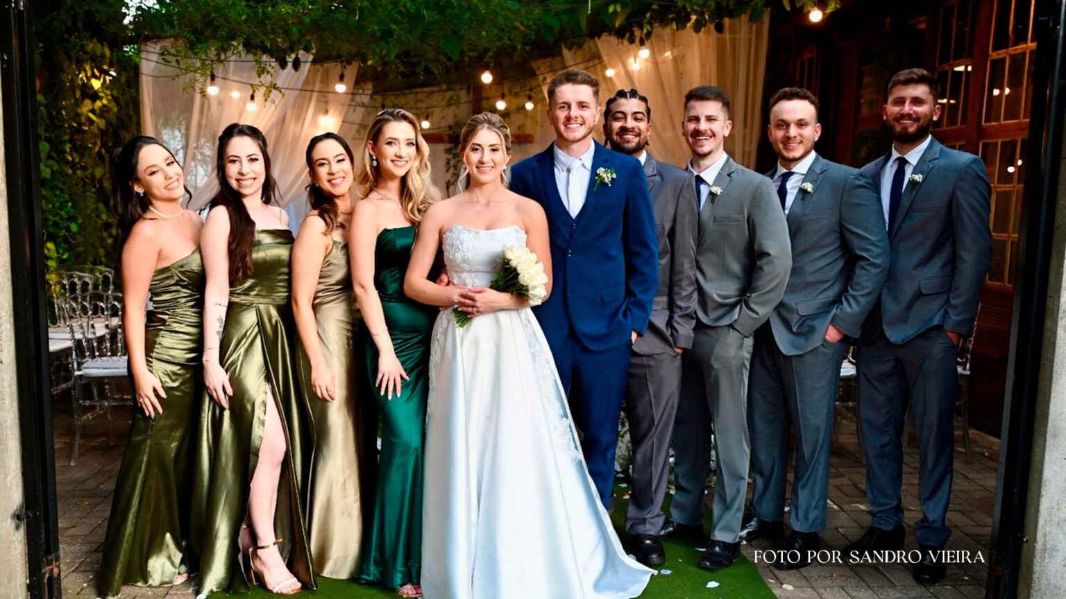 Microwedding: Casamentos íntimos e personalizados Padrinhos vestindo um terno cinza, noivo usando terno azul marinho, a noiva ao lado do noivo e as madrinhas usando verde em um microwedding realizado para a geração Z em Francisco Beltrão.