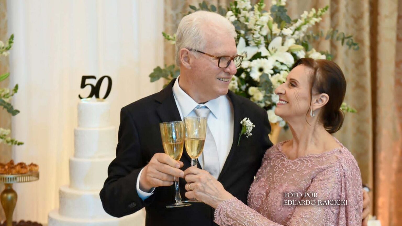 Uma Renovação de votos inesquecível casal apaixonado fazendo a renovação de votos