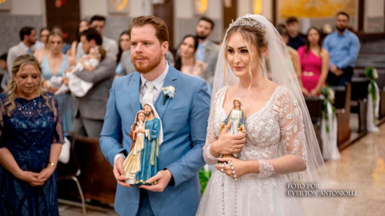 NOIVOS DURANTE UM CASAMENTO CATOLICO NO ALTAR SEGURANCA A IMAGEM DE NOSSA SENHORA